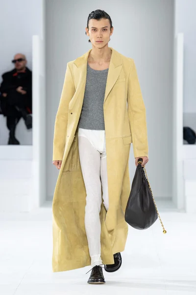Look 16